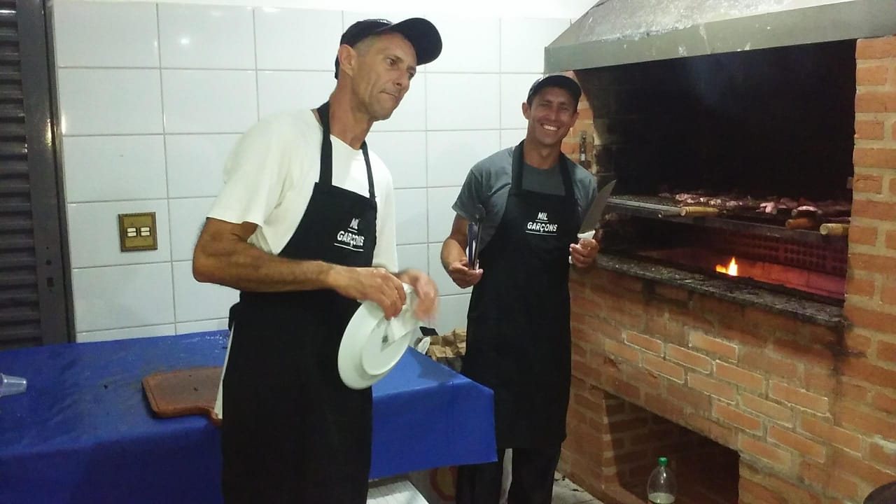 Churrasqueiros Mil Garçons preparando churrasco em evento